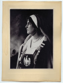 Photographie d'Hélène Paderewska dans son uniforme de la Croix Blanche polonaise