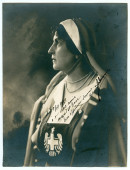 Photographie d'Hélène Paderewska dans son uniforme de la Croix Blanche polonaise, dédicacée le 9 avril 1919 «à mes chers amis Marcel et Anna [Sentou], bien affectueux souvenirs»
