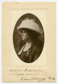Photographie de profil d'Hélène Paderewska en 1923, avec chapeau blanc, collier de perles, insignes de la Croix Blanche polonaise et de l'aigle polonais, avec dédicace en polonais à M. Bednarezkykon (?) datée du 15 mai 1923