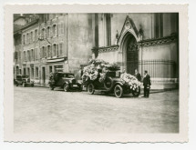 Photographie du service funèbre d'Hélène Paderewski en janvier 1934 à l'église catholique de Morges – cortège de voitures fleuries devant le porche