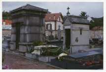 Photographie (prise en octobre 1993) de la tombe d'Hélène Paderewska au cimetière de Montmorency à Paris, placée sur celle d'Alfred Paderewski (fils d'Ignace et d'Antonina née Korsak) – vue d'ensemble