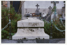 Photographie (prise en octobre 1993) de la tombe d'Hélène Paderewska au cimetière de Montmorency à Paris, placée sur celle d'Alfred Paderewski (fils d'Ignace et d'Antonina née Korsak) – vue de face