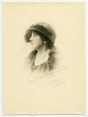 Photographie d'Hélène Paderewska signée «Numa Blanc [fils], Monte-Carlo», avec chapeau