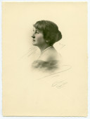Photographie d'Hélène Paderewska signée «Numa Blanc [fils], Monte-Carlo», avec chignon