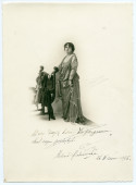 Photographie d'Hélène Paderewska signée «Numa Blanc [fils], Monte-Carlo», debout appuyée à une chaise, avec dédicace en polonais datée du 26 septembre 1925