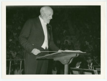 Photographie du chef Ernest Ansermet (1883-1969) dirigeant l'Orchestre de la Suisse Romande le 12 septembre 1960 dans l'Odéon d'Hérodes Atticus à Athènes