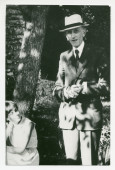 Photographie de Ludwik Bronarski (1890-1975), âgé, à l'extérieur (avec une femme non identifiée assise à ses côtés), un chapeau blanc sur la tête