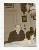Photographie de Ludwik Bronarski (1890-1975), âgé, à table pour le thé