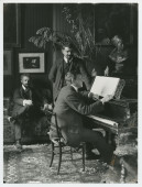 Photographie de Gustave Doret au piano avec les frères Jean et René Morax (auteurs des Fêtes des Vignerons de 1905 et 1927) par de Jongh, vers 1905