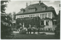 Photographie des membres du Quatuor du Flonzaley dans le jardin de la villa du Flonzaley, propriété de leur mécène Edouard de Coppet, sise sur la commune de Puidoux et surplombant le Léman