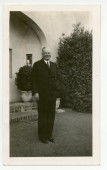 Photographie de l'ancien président des Etats-Unis Herbert Hoover (1874-1964) devant l'entrée de sa propriété de Palo Alto, en Californie (tout près de l'université de Stanford où il a fait ses études), le 11 avril 1939