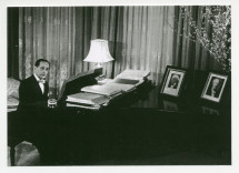Photographie du pianiste Vladimir Horowitz (1903-1989) au piano avec, sur l'instrument, des portraits de Paderewski et Toscanini