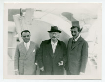 Photographie du pianiste, compositeur et chef d'orchestre espagnol José Iturbi (1895-1980) avec Paderewski et Ernest Schelling (à sa gauche), prise probablement en octobre 1930