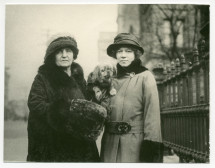 Photographie d'Hélène Lübke, secrétaire d'Hélène Paderewska, avec cette dernière et son chien Ping
