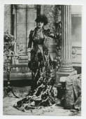 Photographie de l'actrice polonaise Hélène Modrzejewska (1840-1909), dite «La Modjeska», appuyée à une colonne
