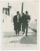 Photographie du pianiste, compositeur et chef d'orchestre américain d'origine suisse Ernest Schelling se promenant avec Paderewski sur le pont d'un bateau, avec derrière eux Sylwin Strakacz, le secrétaire de Paderewski, et un Mr Fitzgerald