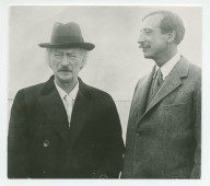 Photographie de profil du pianiste, compositeur et chef d'orchestre américain d'origine suisse Ernest Schelling en compagnie de Paderewski