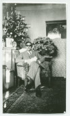 Photographie du pianiste, compositeur et chef d'orchestre américain d'origine suisse Ernest Schelling dans un fauteuil à l'hôtel Palace d'Amsterdam, avec des lunettes noires, probablement lors des fêtes de Noël 1938