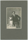 Photographie signée du pianiste, compositeur et chef d'orchestre américain d'origine suisse Ernest Schelling avec son chien par Frédéric Boissonnas