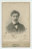 Photographie du pianiste, compositeur et chef d'orchestre américain d'origine suisse Ernest Schelling, réalisée à Zurich par R. Ganz à l'époque de ses années d'études auprès de Paderewski à Riond-Bosson, vers 1900