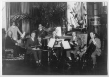 Photographie d'une séance de musique de chambre dans la villa «Garengo» du pianiste Ernest Schelling à Céligny avec Paderewski, le violoniste Fritz Kreisler et le Quatuor du Flonzaley