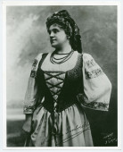 Photographie de la cantatrice Marcella Sembrich campant le rôle d'Ulana dans l'opéra «Manru» de Paderewski (en 1902 au Metropolitan Opera de New York?) – avec sa signature