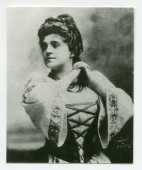 Photographie de la cantatrice Marcella Sembrich campant le rôle d'Ulana dans l'opéra «Manru» de Paderewski (en 1902 au Metropolitan Opera de New York?)