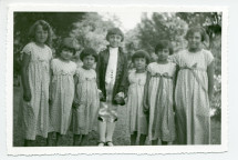 Photographie des enfants Strakacz, Dygat, Tadlewski, Obuchowicz et Dolézal dans le parc de Riond-Bosson, lors de la fête de la Saint-Ignace le 31 juillet 1934