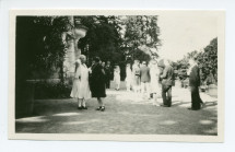 Photographie des invités dans le parc de Riond-Bosson, devant l'orangerie, lors de la fête de la Saint-Ignace le 31 juillet 1928