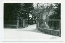 Photographie de l'entrée principale (nord) de la propriété de Riond-Bosson vers 1932-1933