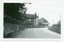Photographie de la maison du gardien de Riond-Bosson (à gauche) et du garage avec à l'étage l'appartement du chauffeur, Silvio Mongini, vers 1932-1933