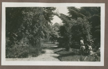 Photographie d'un petit chemin dans le jardin de la propriété de Riond-Bosson en 1935