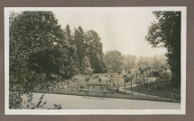 Photographie d'un petit chemin (avec un banc) dans le jardin de la propriété de Riond-Bosson en 1935
