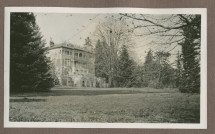 Photographie de l'angle sud-ouest de la villa de Riond-Bosson en 1935, avec le parc en premier plan