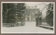 Photographie du portail nord de la propriété de Riond-Bosson en 1935 sous la neige