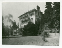 Photographie de l'angle est de la villa de Riond-Bosson, avec des arbres flous au premier plan