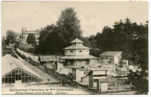 Carte postale avec légende représentant l'«établissement d'aviculture de Mme Paderewska», situé au sud de la villa de Riond-Bosson (à gauche en haut), avec son pigeonnier (au centre) – éditée par J. Regamey à Morges