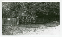 Photographie de l'entrée latérale du parc de la propriété de Riond-Bosson, près du train
