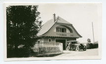 Photographie du garage de Riond-Bosson, avec devant l'une des voitures de Paderewski et son chauffeur Silvio Mongini