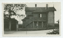 Photographie de la maison du gardien de Riond-Bosson vue de la route menant à Tolochenaz, à droite du portail principal – extraite d'un album de la famille Obuchowicz