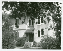 Photographie de l'entrée de la maison du jardinier de Riond-Bosson, Etienne Dolézal