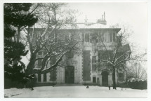 Photographie de la façade nord (entrée principale) de la villa de Riond-Bosson en hiver, avec sur la gauche le catalpa (arbre «trompette») et sur la droite l'entrée des domestiques
