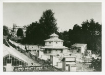 Photographie du pigeonnier d'Hélène Paderewska depuis le sud, avec la villa de Riond-Bosson en arrière-plan