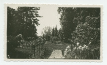 Photographie de la place de croquet de la villa de Riond-Bosson, sise côté sud, depuis la roseraie – extraite d'un album de la famille Obuchowicz
