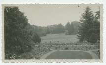 Photographie de la place de croquet de la villa de Riond-Bosson, sise côté sud, depuis la terrasse du premier étage, avec la roseraie et les tilleuls en arrière-plan, vers 1932-1933 – extraite d'un album de la famille Obuchowicz