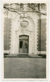 Photographie de la porte d'entrée principale (nord) de la villa de Riond-Bosson
