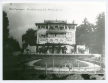 Photographie avec légende de la façade sud de la «villa Paderewski» de Riond-Bosson, avec la roseraie