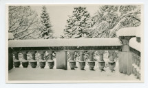 Photographie de la terrasse enneigée de la villa de Riond-Bosson, sise au premier étage côté sud