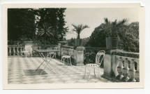 Photographie de la terrasse de la villa de Riond-Bosson, avec table et 4 chaises, sise au premier étage côté sud