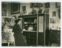 Photographie d'Hélène Paderewska écrivant au bureau de sa chambre à coucher de Riond-Bosson (nouveau décor)